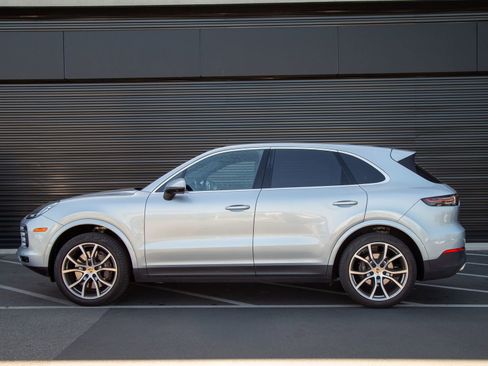 Certified 2023 Porsche Cayenne AWD/4WD image 2