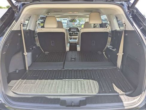 Used 2022 Toyota Highlander XLE AWD/4WD image 10