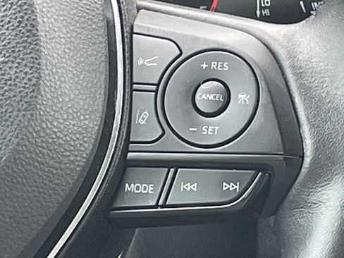 Used 2022 Toyota RAV4 XLE Premium FWD image 3