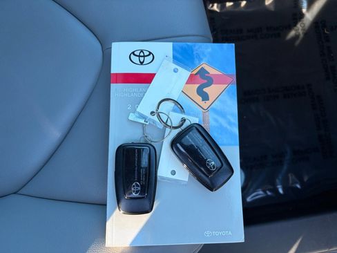 Used 2021 Toyota Highlander XLE image 37