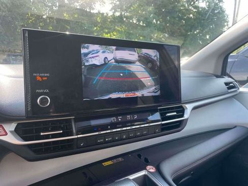 Certified 2025 Toyota Sienna XLE FWD image 32