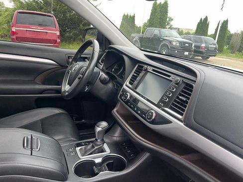 Used 2019 Toyota Highlander XLE AWD/4WD image 2