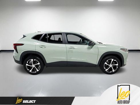Used 2024 Chevrolet Trax RS w/ Sunroof Package FWD image 6