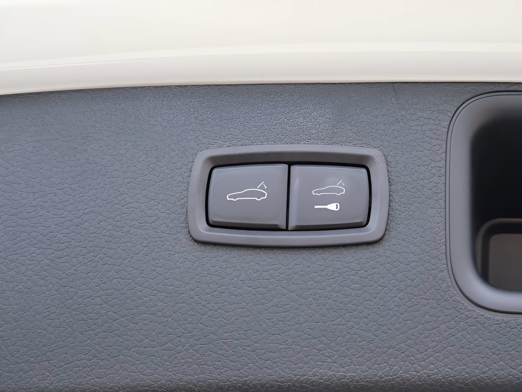 Used 2026 Porsche Macan AWD/4WD image 18
