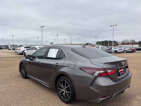 Used 2023 Toyota Camry SE image 2