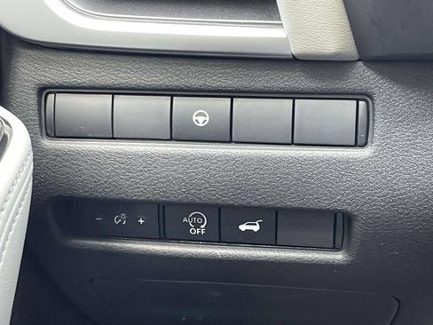 Used 2025 Nissan Rogue SV FWD image 18