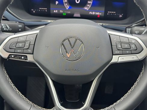 Used 2022 Volkswagen Taos SE w/ Panoramic Sunroof Package FWD image 11