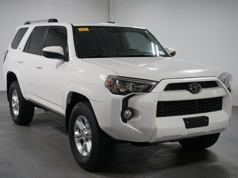 Certified 2019 Toyota 4Runner SR5 AWD/4WD image 3