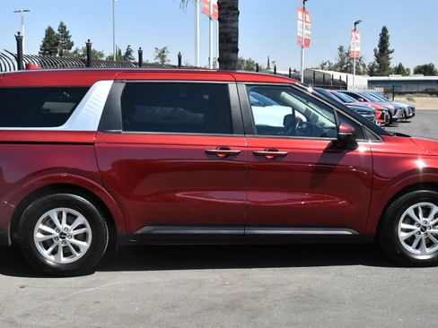 Used 2022 Kia Carnival LX FWD image 9