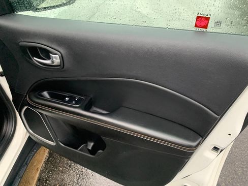 Used 2018 Jeep Compass Latitude w/ Popular Equipment Group AWD/4WD image 13