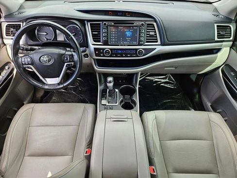 Used 2017 Toyota Highlander XLE AWD/4WD image 22