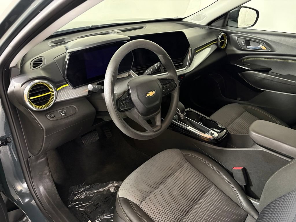 Used 2025 Chevrolet Trax LT FWD image 16