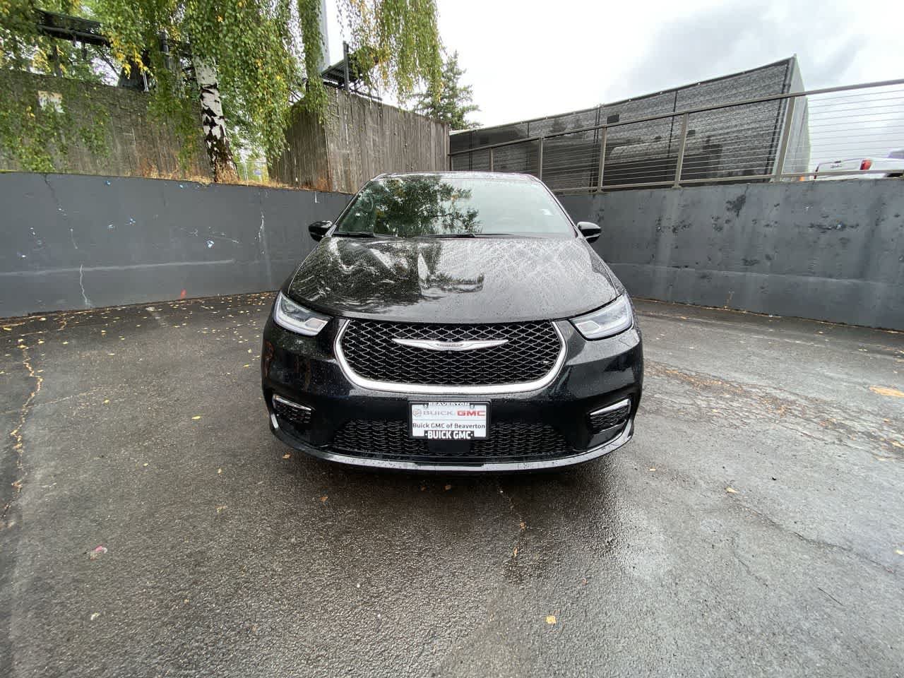 Used 2025 Chrysler Pacifica Select FWD image 9
