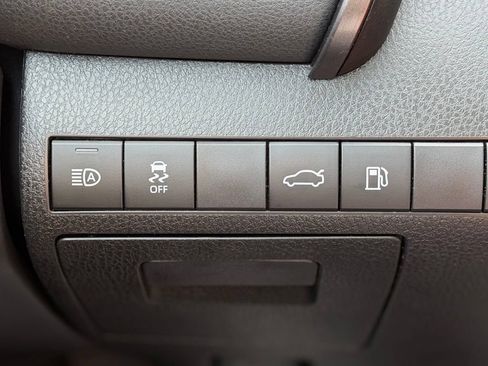 Used 2018 Toyota Camry SE w/ Moonroof Package FWD image 17