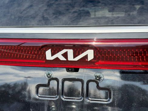 Used 2023 Kia Carnival LX image 11