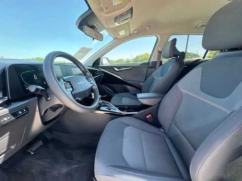 Used 2025 Kia Niro LX FWD image 2