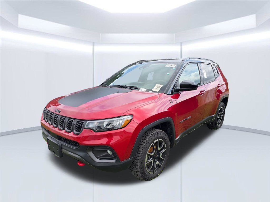 Used 2025 Jeep Compass Trailhawk AWD/4WD image 4