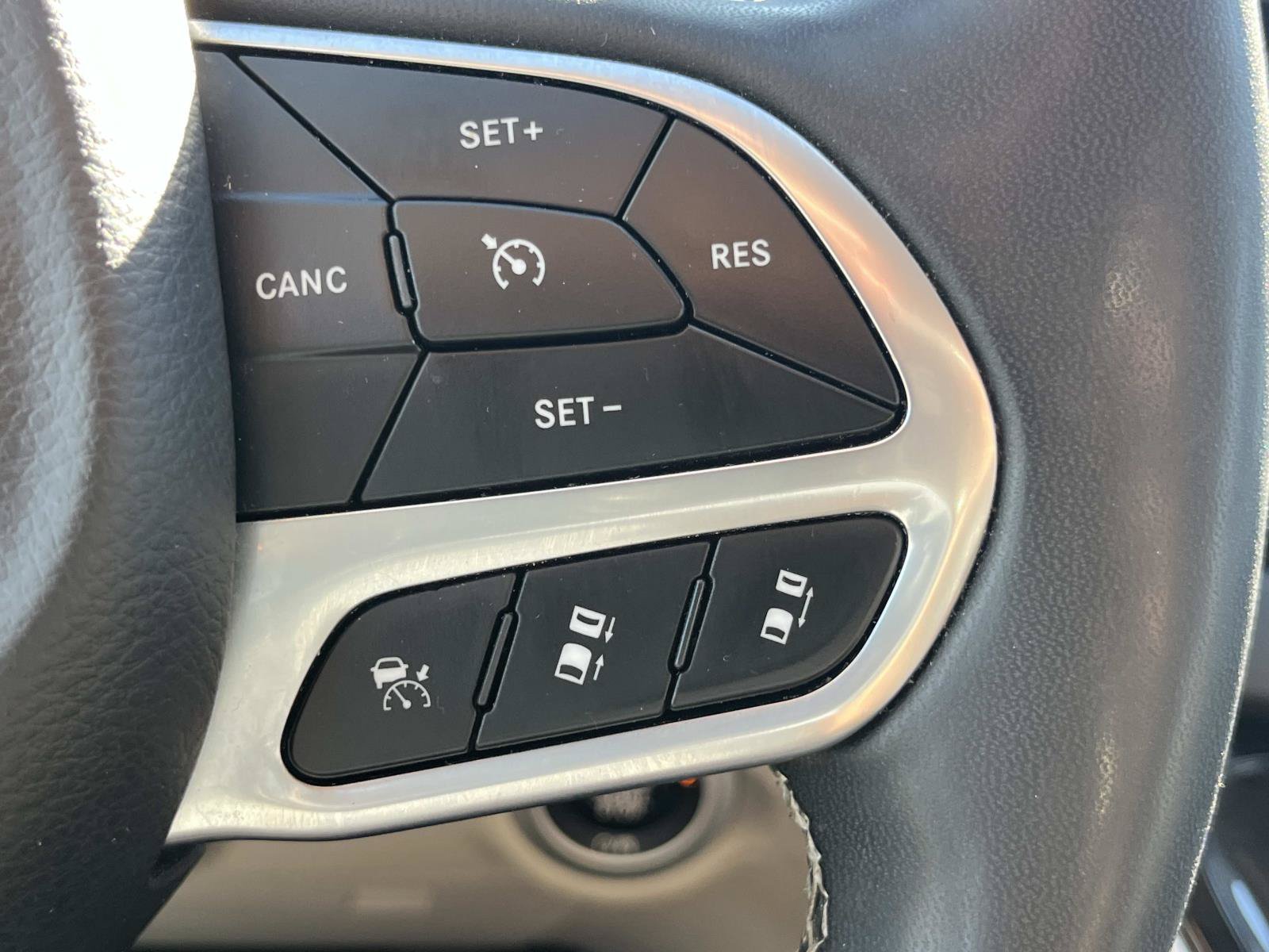 Used 2024 Chrysler Pacifica Touring-L FWD image 33