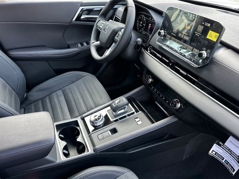 New 2025 Mitsubishi Outlander SE image 17