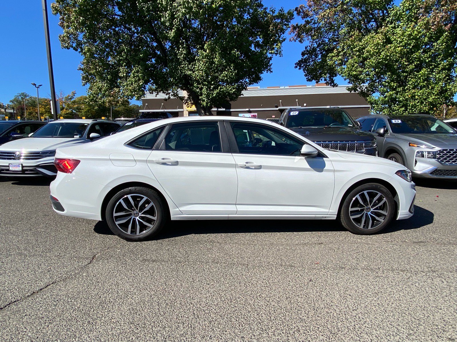 Certified 2025 Volkswagen Jetta SE w/ Sunroof Package FWD image 2