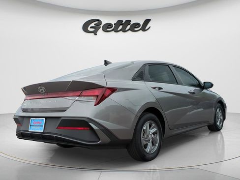 Certified 2024 Hyundai Elantra SE FWD image 5