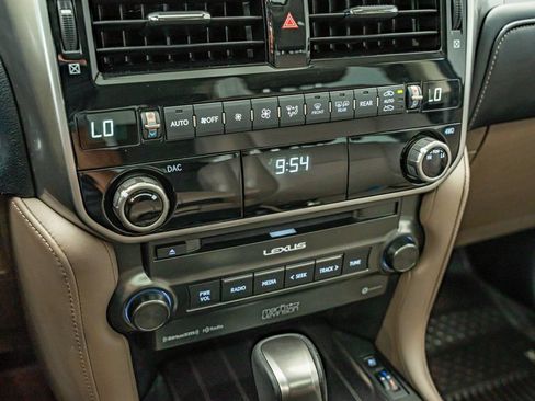 Used 2023 Lexus GX 460 Premium w/ Accessory Package AWD/4WD image 28