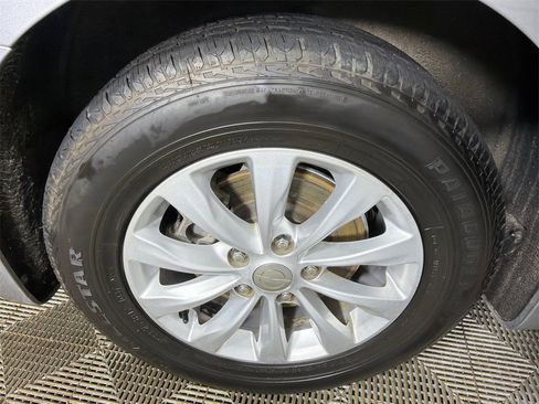 Used 2018 Chrysler Pacifica Touring-L image 16