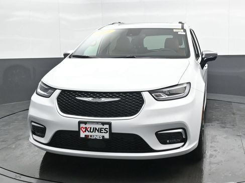 New 2026 Chrysler Pacifica Pinnacle w/ Trailer Tow Group AWD/4WD image 6