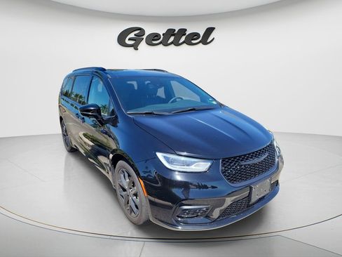 Used 2025 Chrysler Pacifica Limited image 3