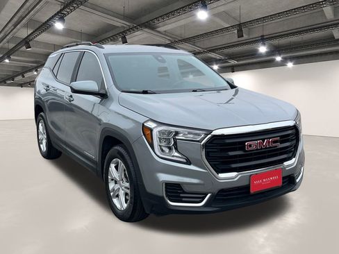 Used 2024 GMC Terrain SLE w/ Driver Convenience Package image 2