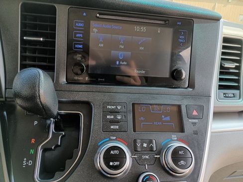 Used 2017 Toyota Sienna LE image 29