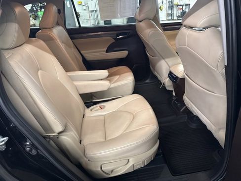 Used 2021 Toyota Highlander Limited image 26