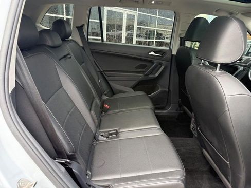 Used 2019 Volkswagen Tiguan SE w/ Panoramic Sunroof Package image 12