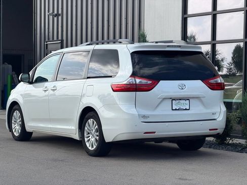 Used 2017 Toyota Sienna XLE w/ XLE Navigation Package FWD image 3