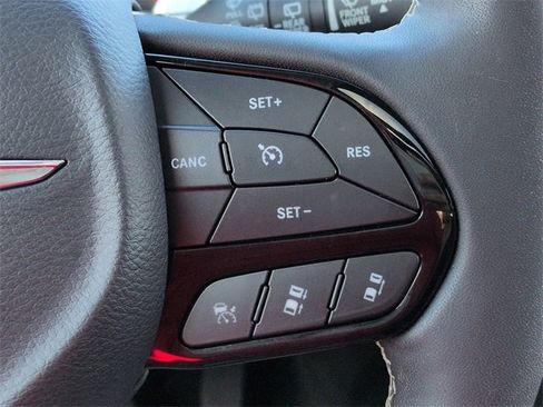 Used 2023 Chrysler Pacifica Limited w/ Uconnect Theater Family Group image 28