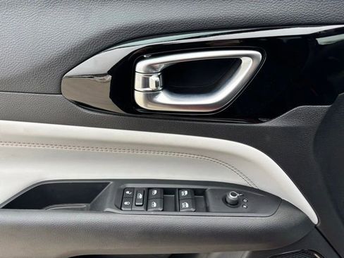 Used 2025 Jeep Compass Limited image 19