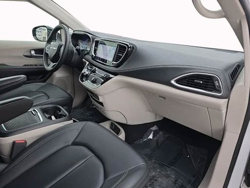 Used 2024 Chrysler Pacifica Select image 19