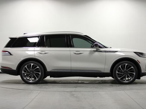 Used 2025 Lincoln Aviator Reserve w/ Luxury Package image 3