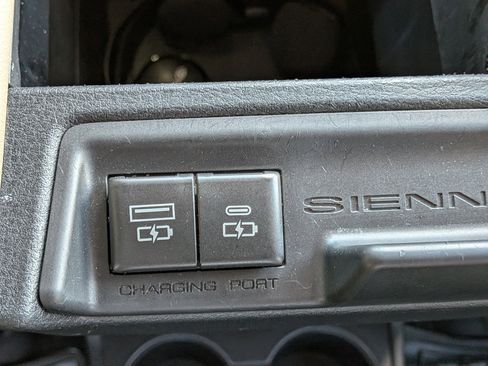 Used 2021 Toyota Sienna Limited FWD image 36