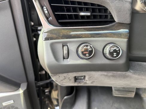 Used 2018 Cadillac Escalade Platinum AWD/4WD image 35