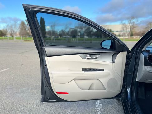 Used 2019 Kia Forte LXS image 9