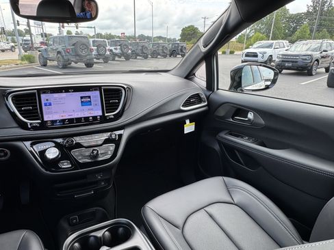 New 2026 Chrysler Pacifica Limited w/ S Appearance Package image 19