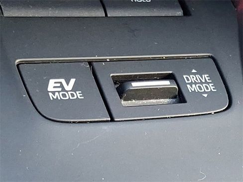 Used 2021 Toyota Venza Limited image 24