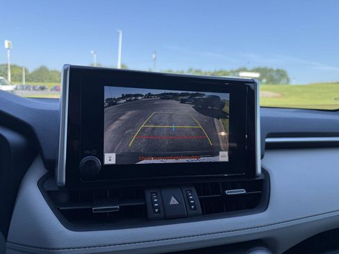 Used 2023 Toyota RAV4 XLE Premium image 16