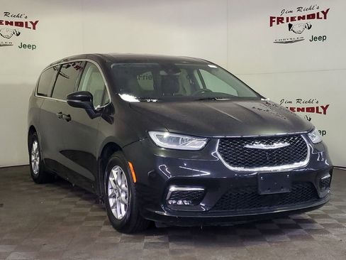 Used 2023 Chrysler Pacifica Touring-L image 2