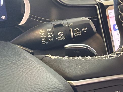 Used 2023 Jeep Grand Cherokee Limited w/ Black Appearance Package image 38