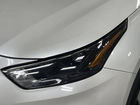Used 2023 Toyota Highlander XLE image 6
