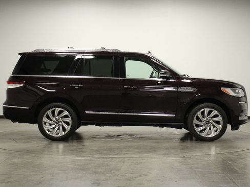 Used 2024 Lincoln Navigator Reserve image 9