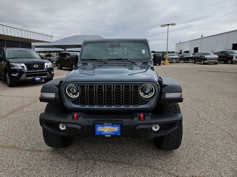 Used 2025 Jeep Gladiator Rubicon w/ Convenience Group AWD/4WD image 3