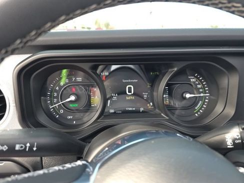 Used 2025 Jeep Wrangler Unlimited Sahara w/ Safety Group AWD/4WD image 36